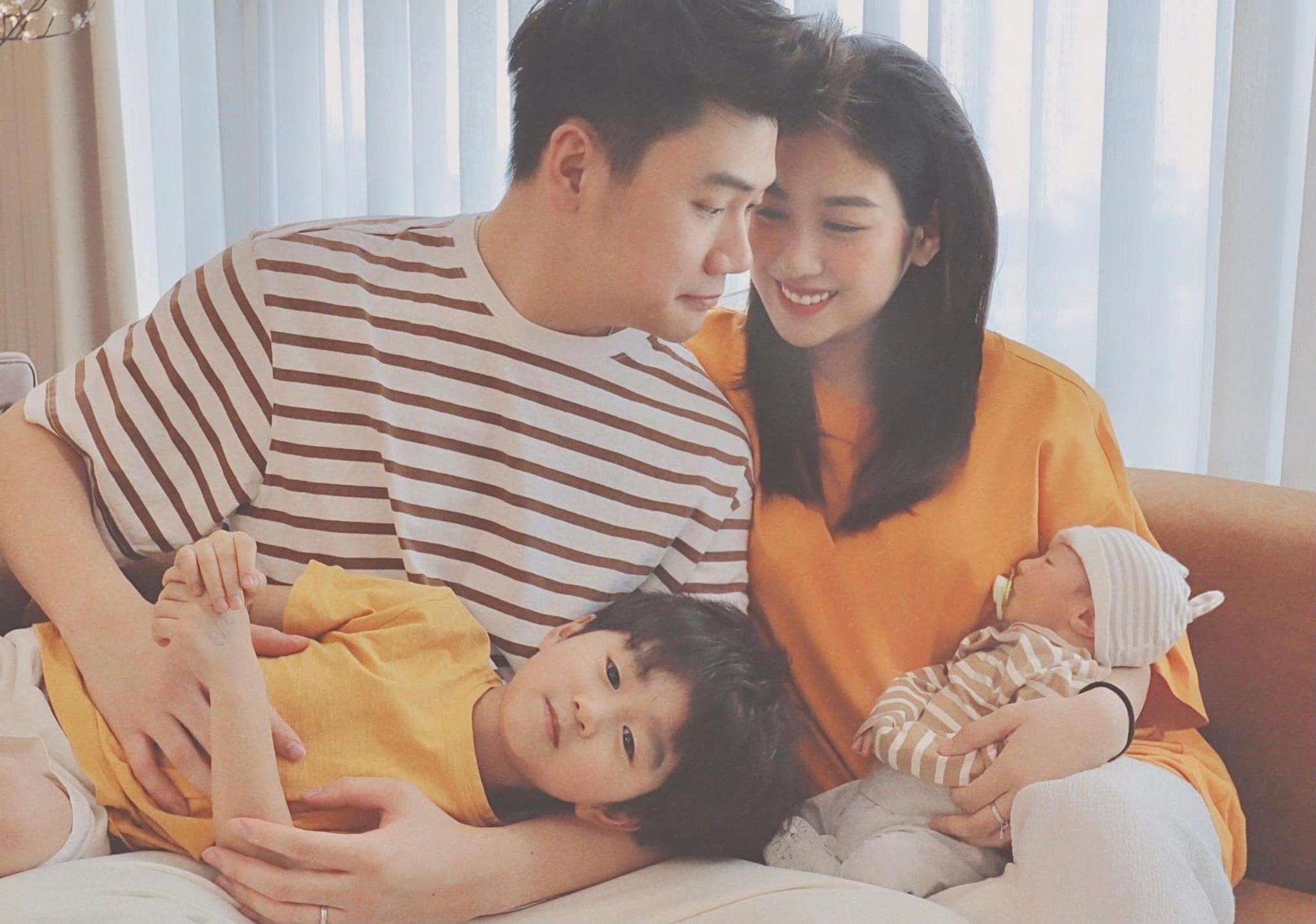 Trang Lou and Tùng Sơn's family is considered a model of a young, positive, independent, and modern family.