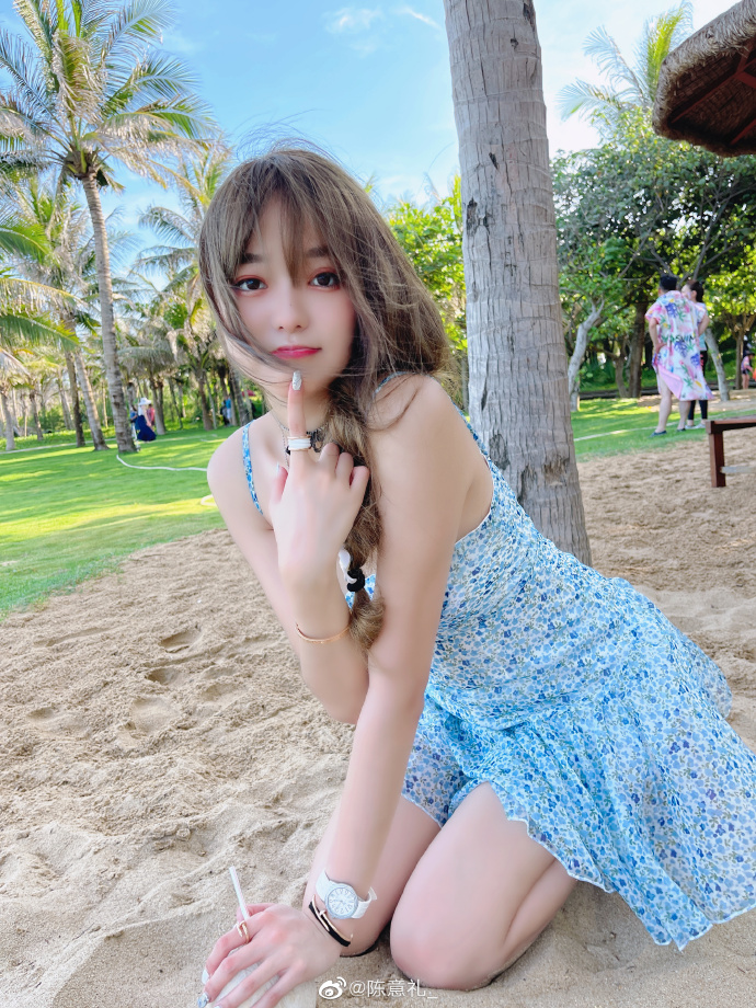 The 'online' image of the hot girl
