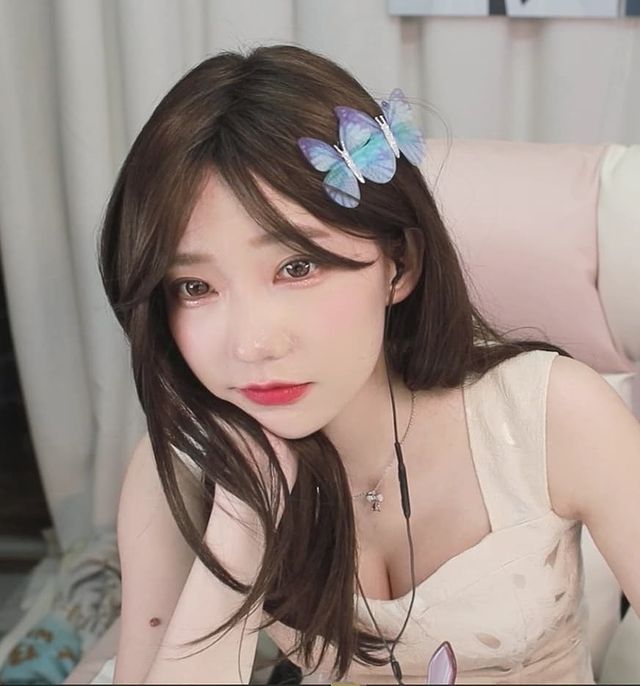Magenta received a challenge of a 60k donation if she dared to crawl through the fan