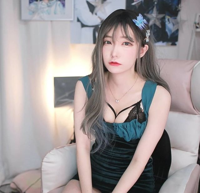 The female streamer also burst into tears right after