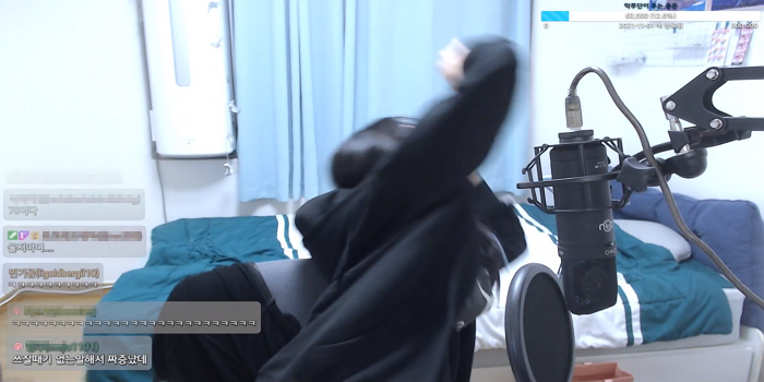 Gangju nearly fainting as the viewer count continues to rise