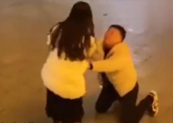 In the final moments, the young man even knelt down begging, but it was still ineffective