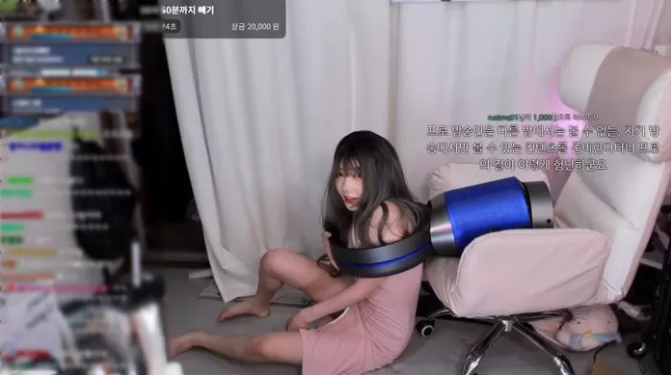 She tried every method but the fan was still stuck on her shoulder