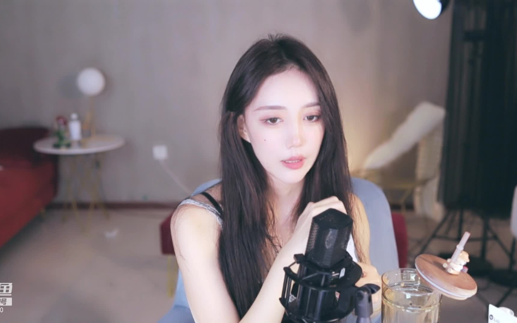 The beautiful appearance of the female streamer