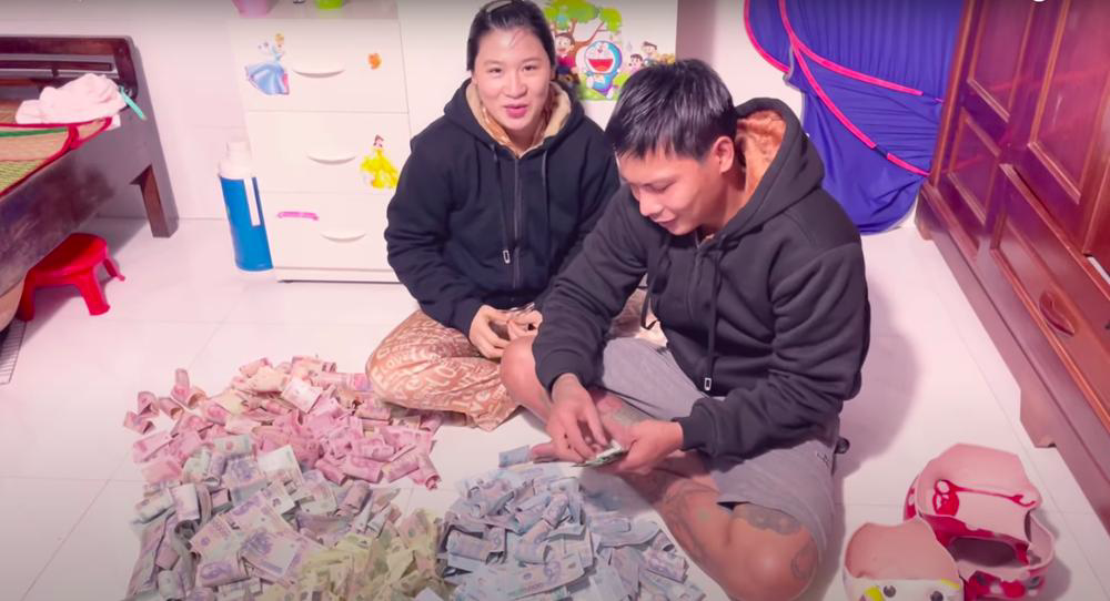 Lộc Fuho breaking a piggy bank with his wife
