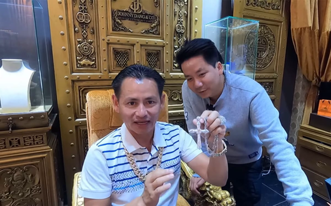 Johnny Dang shocks by accusing Khoa Pug of breaking promises