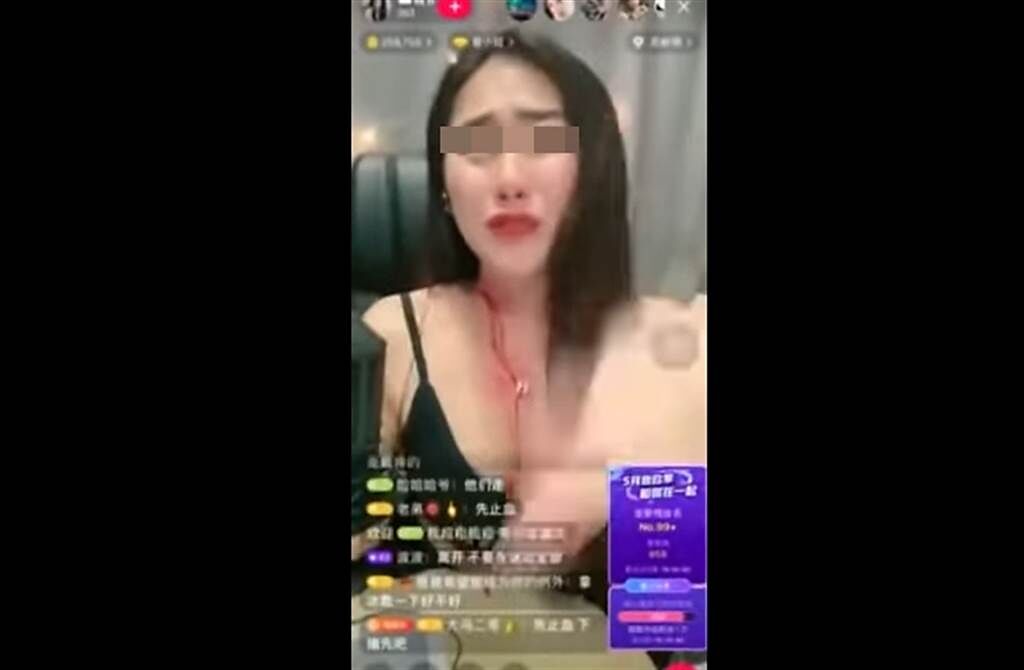 Xiao B reacts negatively after the insults and curses in the chat channel