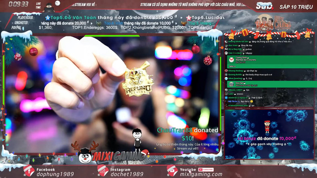 Độ Mixi showcases the gold logo on livestream