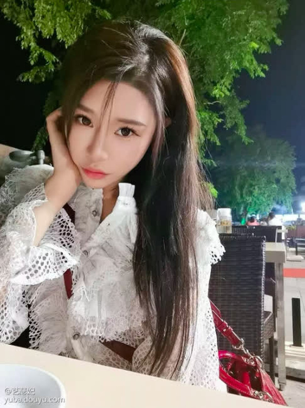 Yi Se Fei is a beautiful and famous streamer/dancer on Douyu