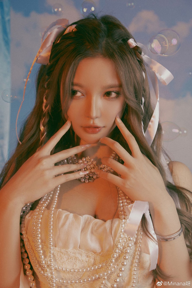 Mina attracts a lot of attention thanks to her excellent dancing skills and captivating face