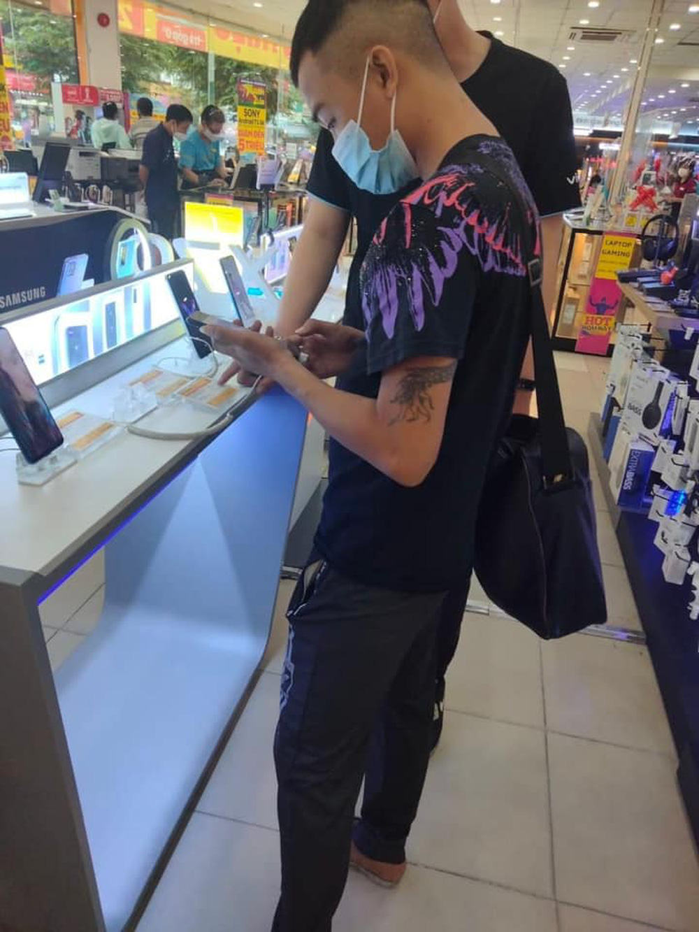 The couple carrying dozens of stacks of 500 dong bills to buy a phone