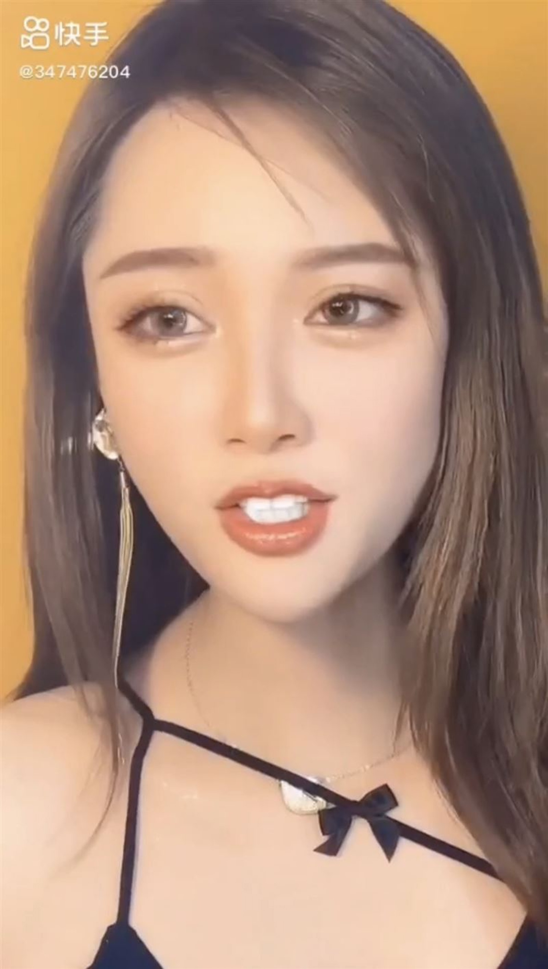 Tieu Linh Nhi accepting to perform the challenge at the request of viewers