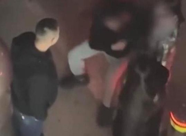 However, the brother's actions sparked lively discussions among netizens