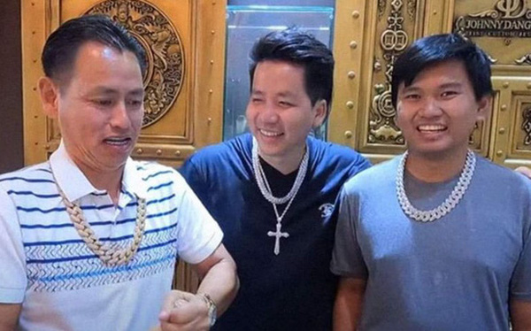 Vuong Pham next to Khoa Pug and Johnny Dang