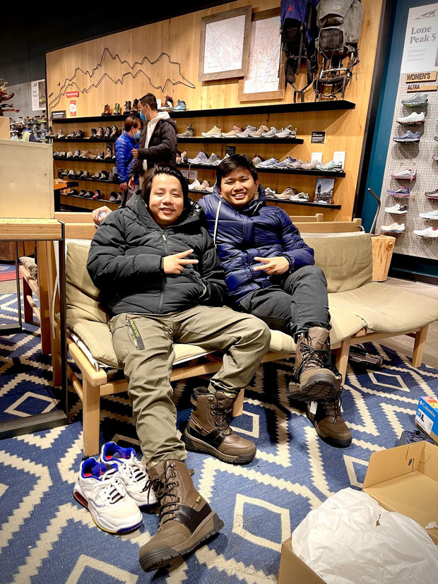 The photo with Vuong Pham was suddenly deleted by Khoa Pug