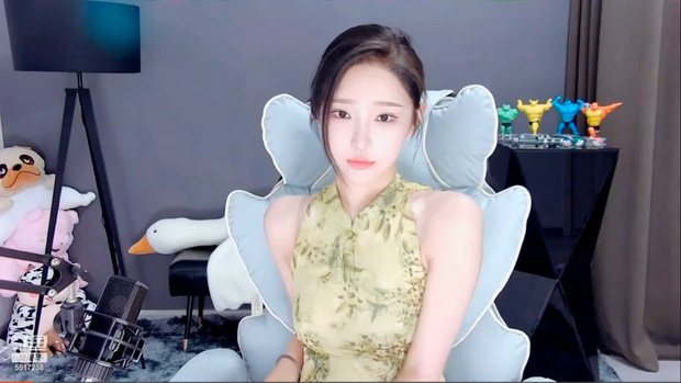 The female streamer recounts her experience with a cheating boyfriend
