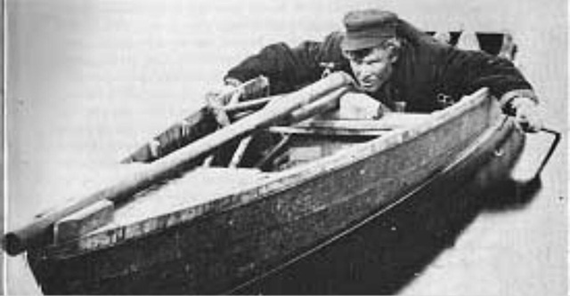 In theory, when used, duck hunters usually row their boats out to the flocks of wild ducks at a distance of 10 to over 20 meters. At this distance, they would have to aim at a flock of wild ducks swimming on the water and shoot. Since the guns are fixed to the boat, to aim, the entire boat must pivot to achieve the target.