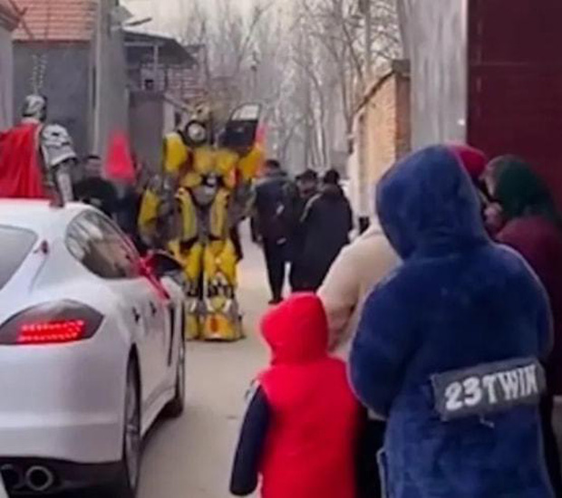 Image of the wedding procession that stirred the online community