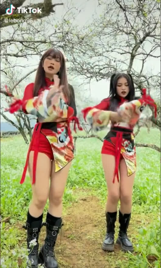 The latest appearance of Le Bong and the hot girl 'Fried Egg Hot Girl'