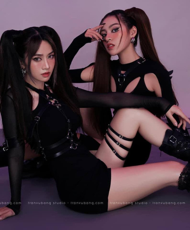 Images of the two hot girls in the online casting of this beauty contest