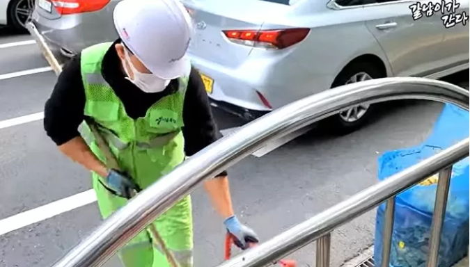 Few would expect that this sanitation worker is a true 'billionaire'