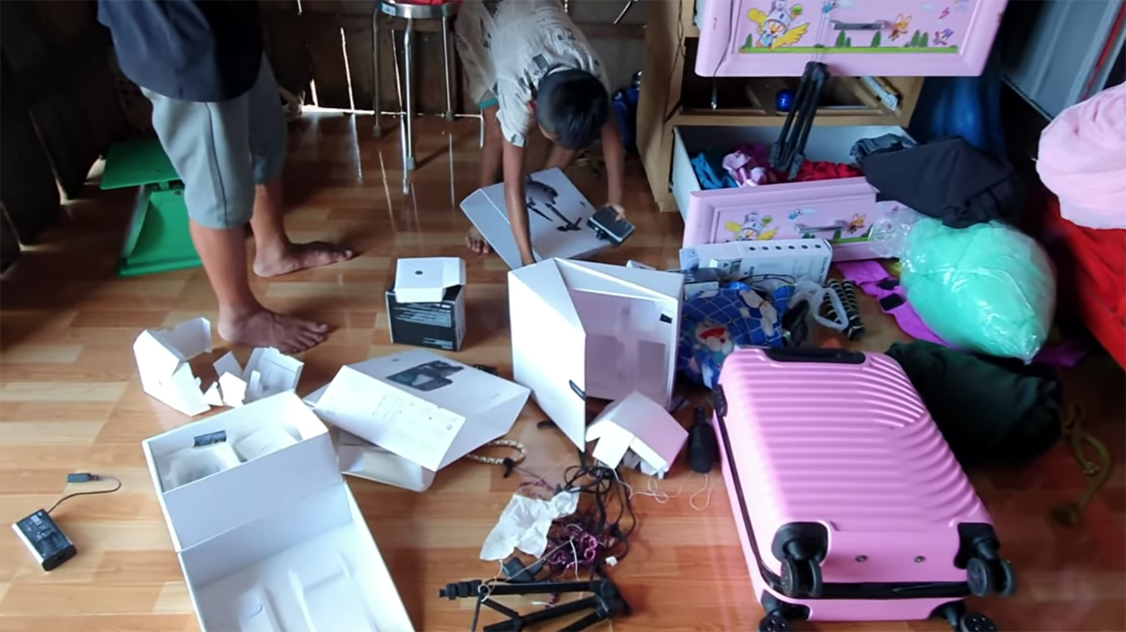 The messy scene at Sang Vlog's house