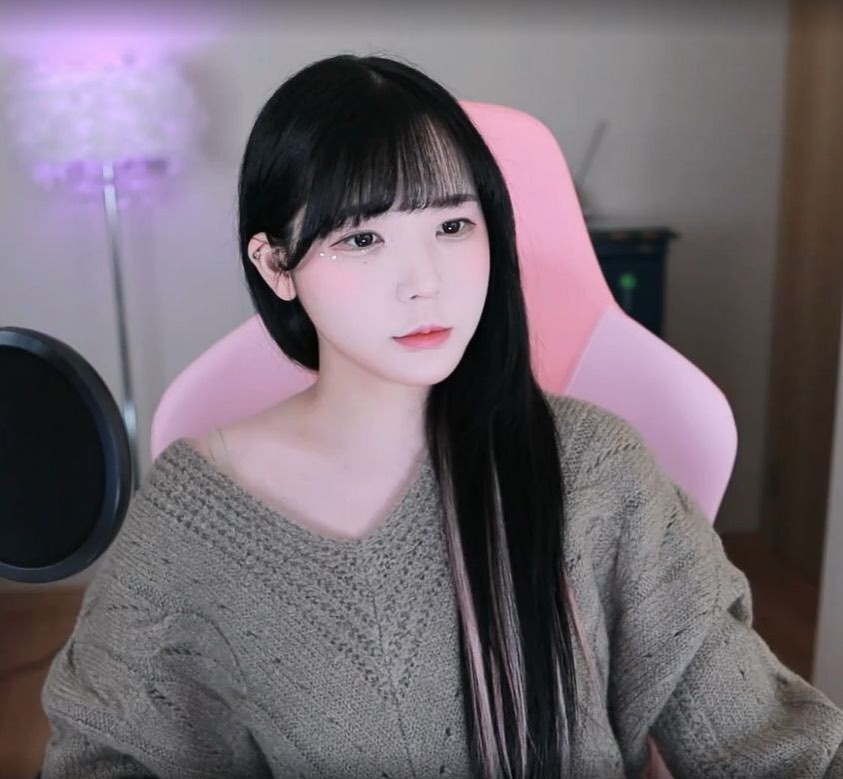 Yeofu feels very upset by the harassing messages