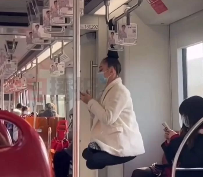 Astonishing many with her delicate floating ability in mid-air
