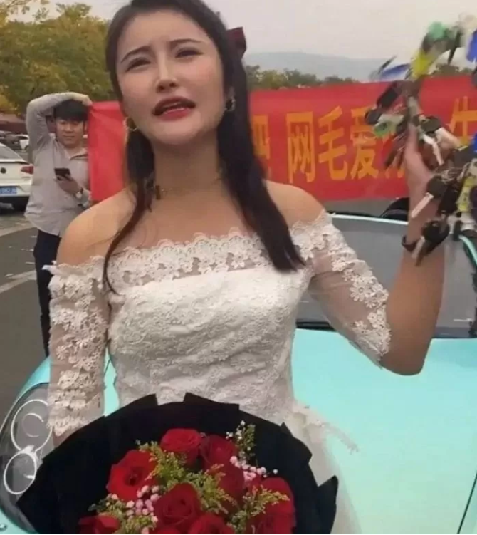 Despite trying hard, bringing a supercar to 'seduce' him, the girl still received a disappointing outcome