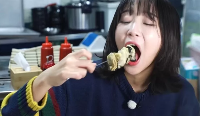 The YouTuber looks quite appetizing while eating oysters