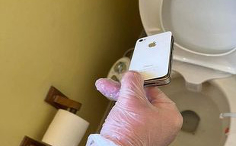Image of the iPhone found in the toilet after 10 years