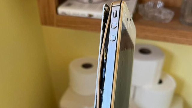 After 10 years, the iPhone is quite dirty but still intact