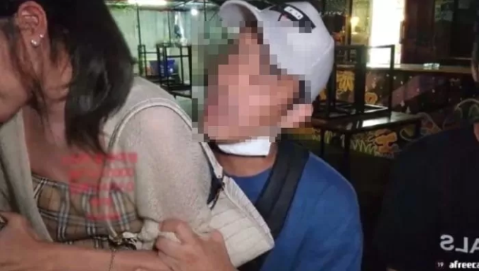 An intimate photo of Streamer A and the woman