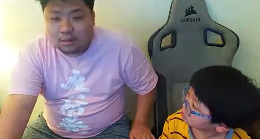 Tongshen (left) - the streamer who strongly supports his son playing games