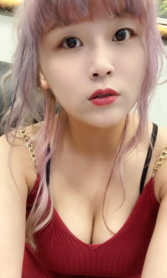 She attracts quite a few fans thanks to her sweet, sexy appearance