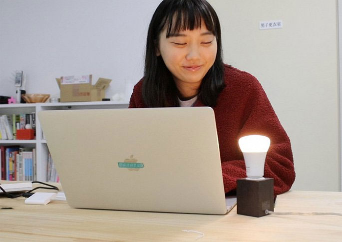 The famous breakup lamp of the YouTuber