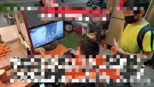 Two elementary school students trying to defeat the Elden Ring boss at the fried chicken shop