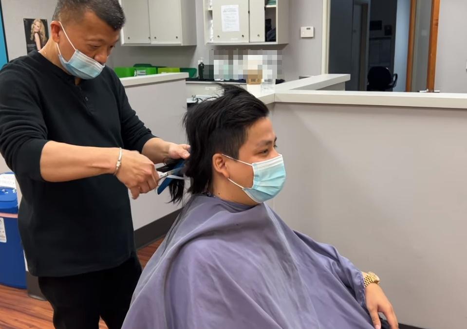 Image of Khoa Pug deciding to cut his hair