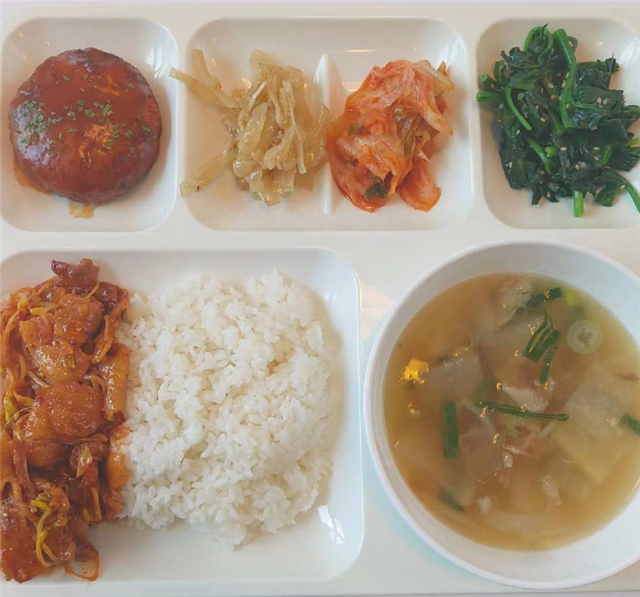 Here is the 'lunch' of Faker and his teammates