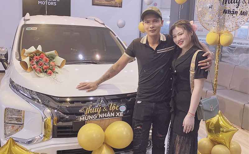 Image of Lộc Fuho and his wife buying a brand new car