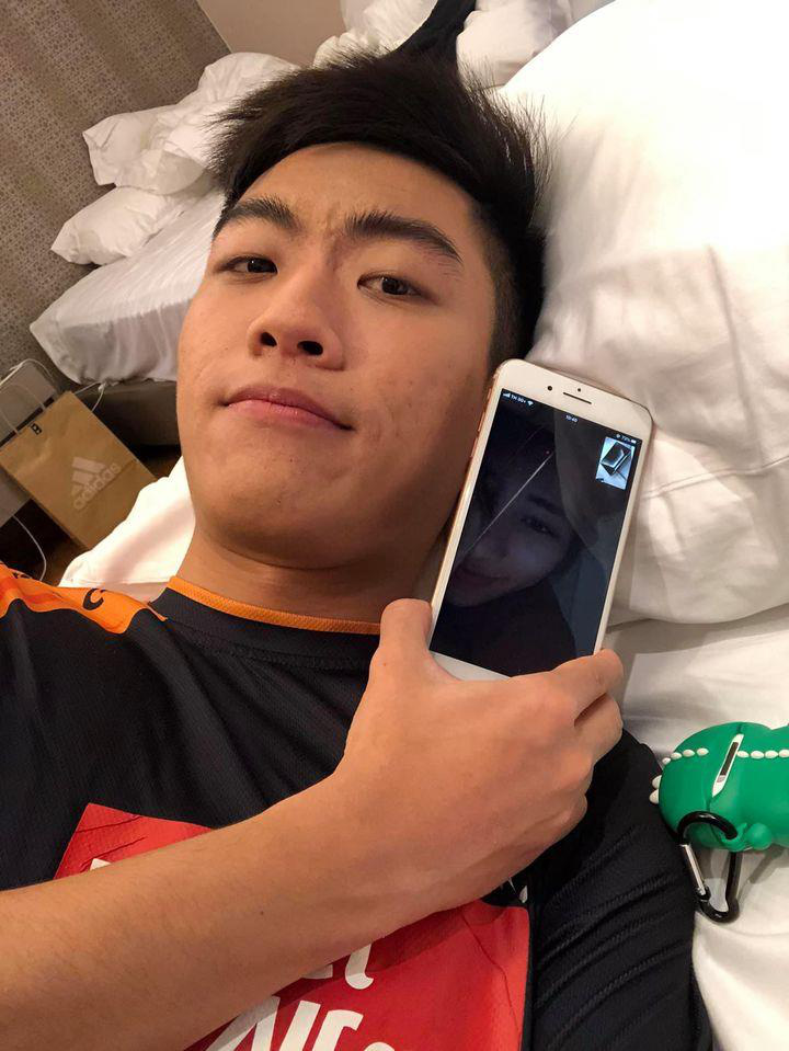 Xuân Bách Surprises with a Change in Addressing His Girlfriend, Also Plans a New Romantic Strategy? 2 The player once shared that whenever his partner said she was thirsty or bored, he would send her Phúc Long milk tea or iced tea, regardless of how far apart they were.