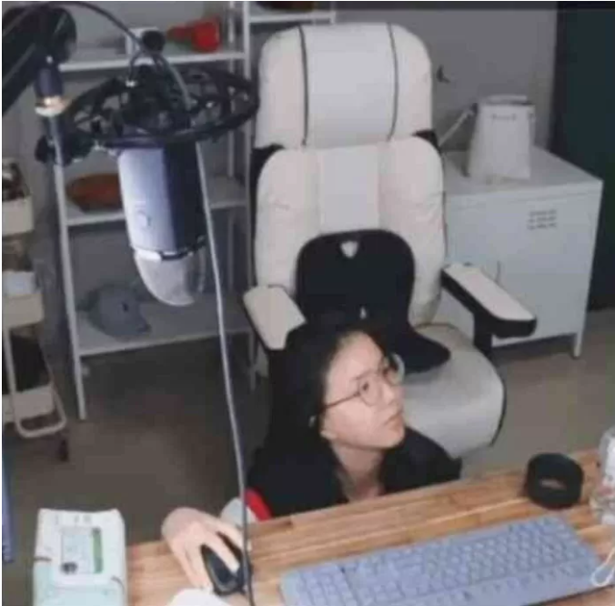 The somewhat clumsy handling, the accident of the streamer