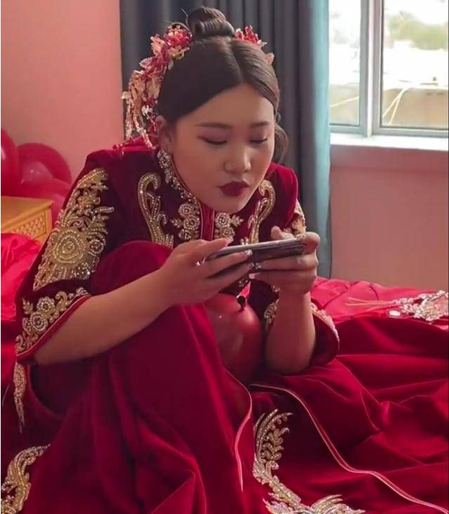 The bride is engrossed in playing games, forgetting all about her wedding day