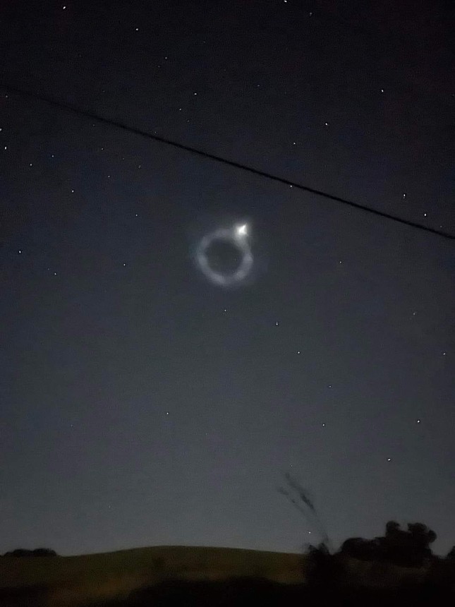 According to Mirror, Stewart Island star guide Alasdair Burns received a message from a friend around 7:25 PM on June 19, asking him to go outside and look up at the sky.