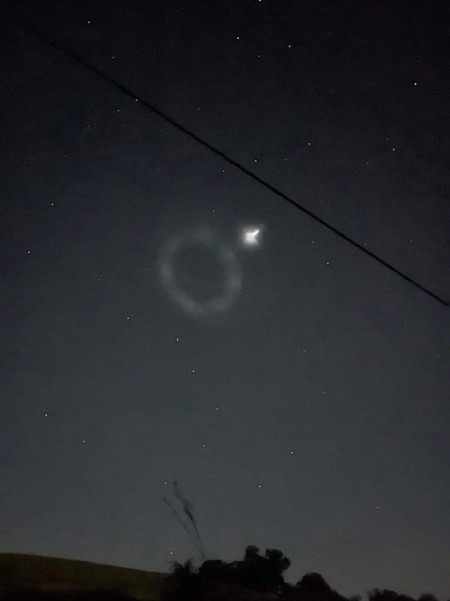 However, physicist Richard Easther from the University of Auckland stated that while this sight is very strange, it is actually a phenomenon that occurs every time a rocket is launched and a satellite is put into space. Easther explained that when a rocket ignites and expels exhaust, water, and carbon dioxide, it briefly creates a cloud of strange shapes illuminated by the sun.