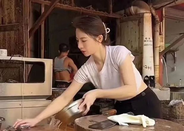 "Tay Thi Selling Fish" and the Country Girl Impressing with Her Beautiful Looks: Will She Lose Herself in the Livestreaming Industry? 1 photo 1 16575947643351216521964