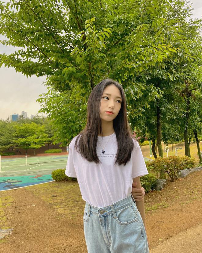 Recent candid images of Lee Eun Chae on her personal page