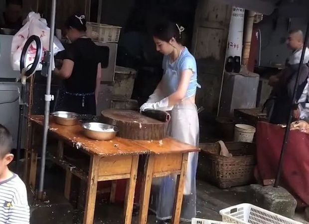 "Tay Thi Selling Fish" and the Country Girl Impressing with Her Beautiful Looks: Will She Lose Herself in the Livestreaming Industry? 3 photo 2 1657594770352593899901