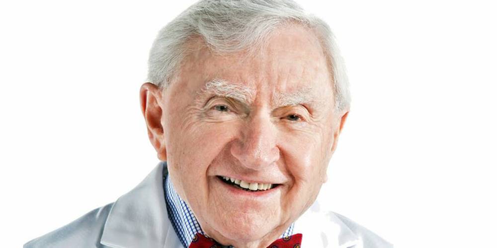 100 Years Old, Still Practicing Medicine, a Doctor Sets a Guinness Record 1 Dr. Howard Tucker still goes to work twice a week at the St. Vincent Charity Medical Center in Cleveland, Ohio, USA - Photo: St. Vincent Charity Medical Center
