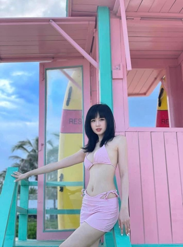 Lưu Đê Ly Strikes a 'Fiery' Pose, Tâm Tít Dares with a Bikini Dress 6 Natural beauty methods are always prioritized by Hoàng Oanh. She maintains her figure with weightlifting squats, avoids late-night snacks, and controls her sugar intake.